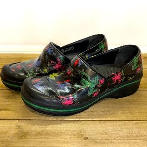 Colorful Dansko shoes with geckos!